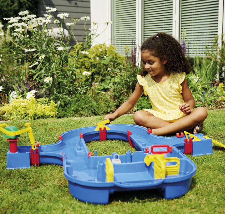 Mädchen spielt mit Aquaplay Superset Wasserbahn 1200x1140